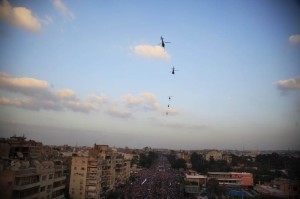 Elicotteri sulla folla al Cairo