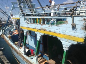 Il peschereccio che ha portato fino alle rive della Plaia i clandestini, ora esaminato da personale di Polizia e Guardia Costiera