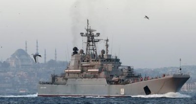 La nave russa Cesar Kunikiv al largo di Instanbul