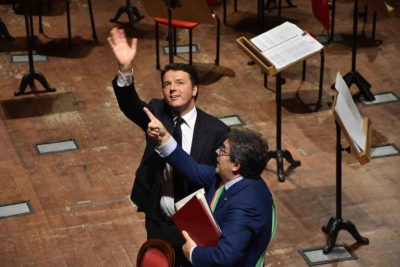 Il premier Matteo Renzi con il sindaco Enzo Bianco sul palcoscenico del Teatro Massimo Bellini di Catania