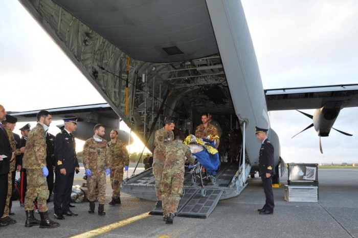 I feriti libici sbarcati a Roma dal C130J dell’aeronautica militare italiana