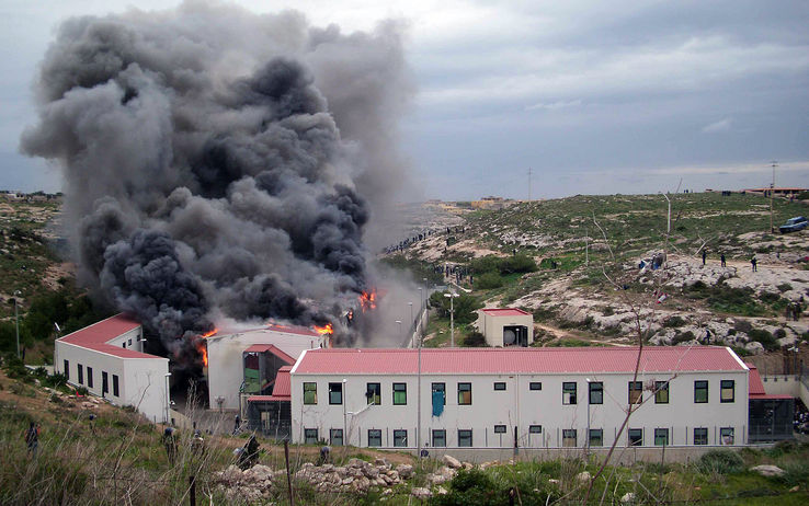 L'incendio al Centro di accoglienza di Lampedusa