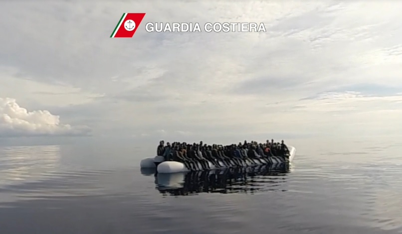 Tragedie nel Mediterraneo, barcone migranti soccorsi dalla Guardia Costiera italiana