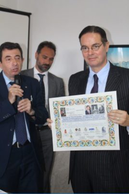 Il giornalista e massmediologo Klaus Davi premiato dall'avv.to Giovanni Macrì (Segretario del Comitato Spontaneo Antimafia "Livatino - Saetta - Costa")
