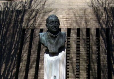 La statua di Giovanni Falcone nel giardino dell'FBI